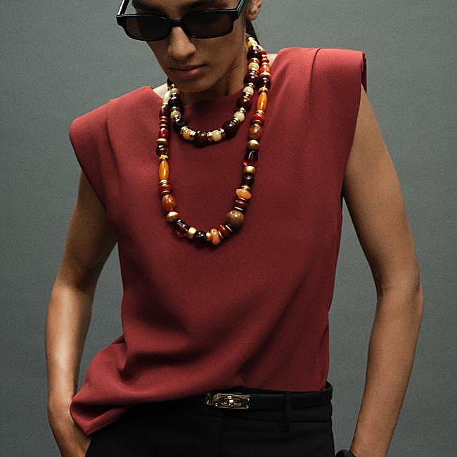 Top con hombreras de Mango, 29,99 euros.