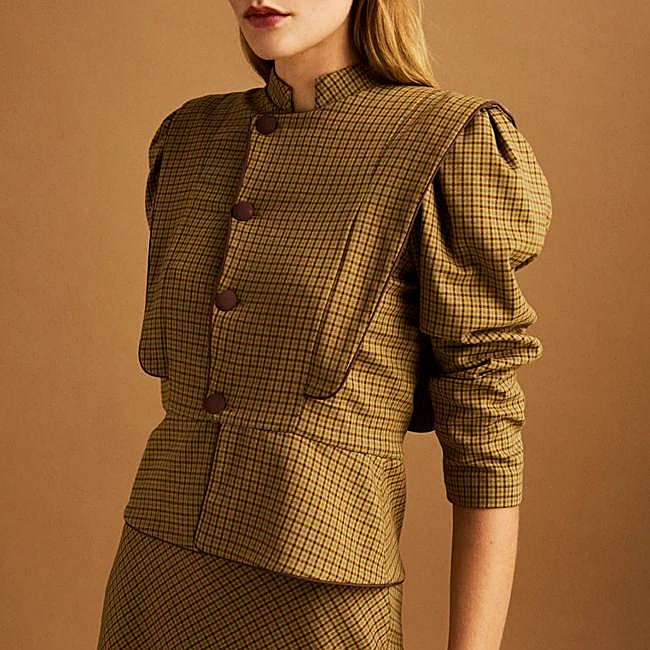 Chaqueta con hombreras de Vogana, 129 euros.