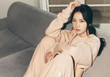 Mujer con un total look deportivo.