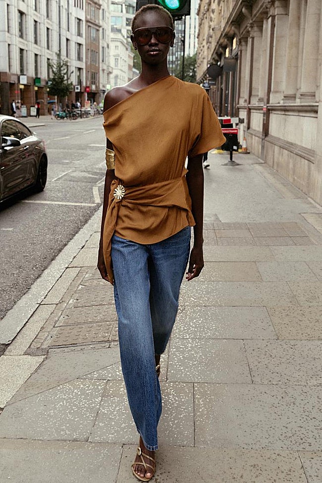 Top asimétrico de Zara (25,99 euros)