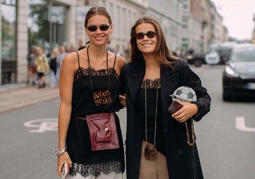 Un look de street style con vestido lencero.
