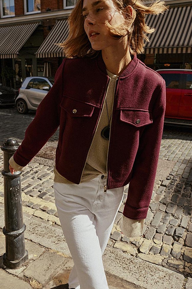 Chaqueta burdeos de Zara (35,99 euros)