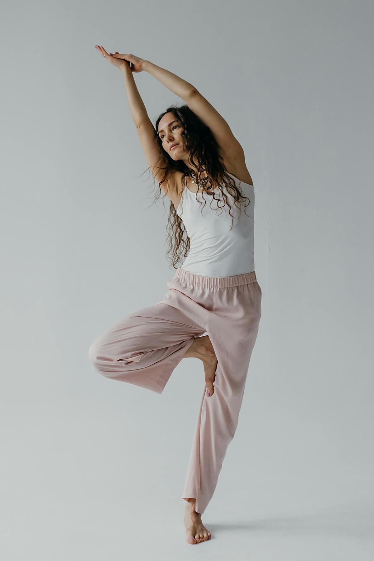 Mujer haciendo ejercicio en casa.