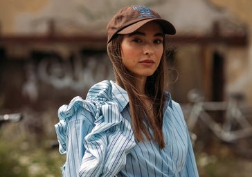 Mujer con blusa de entretiempo