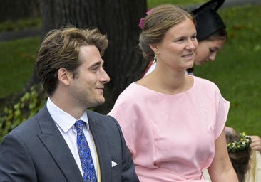 Lukas von Lattorff, hijo mayor de Tatiana de Liechtenstein junto a su prometida, la condesa Marie von Wilczek.