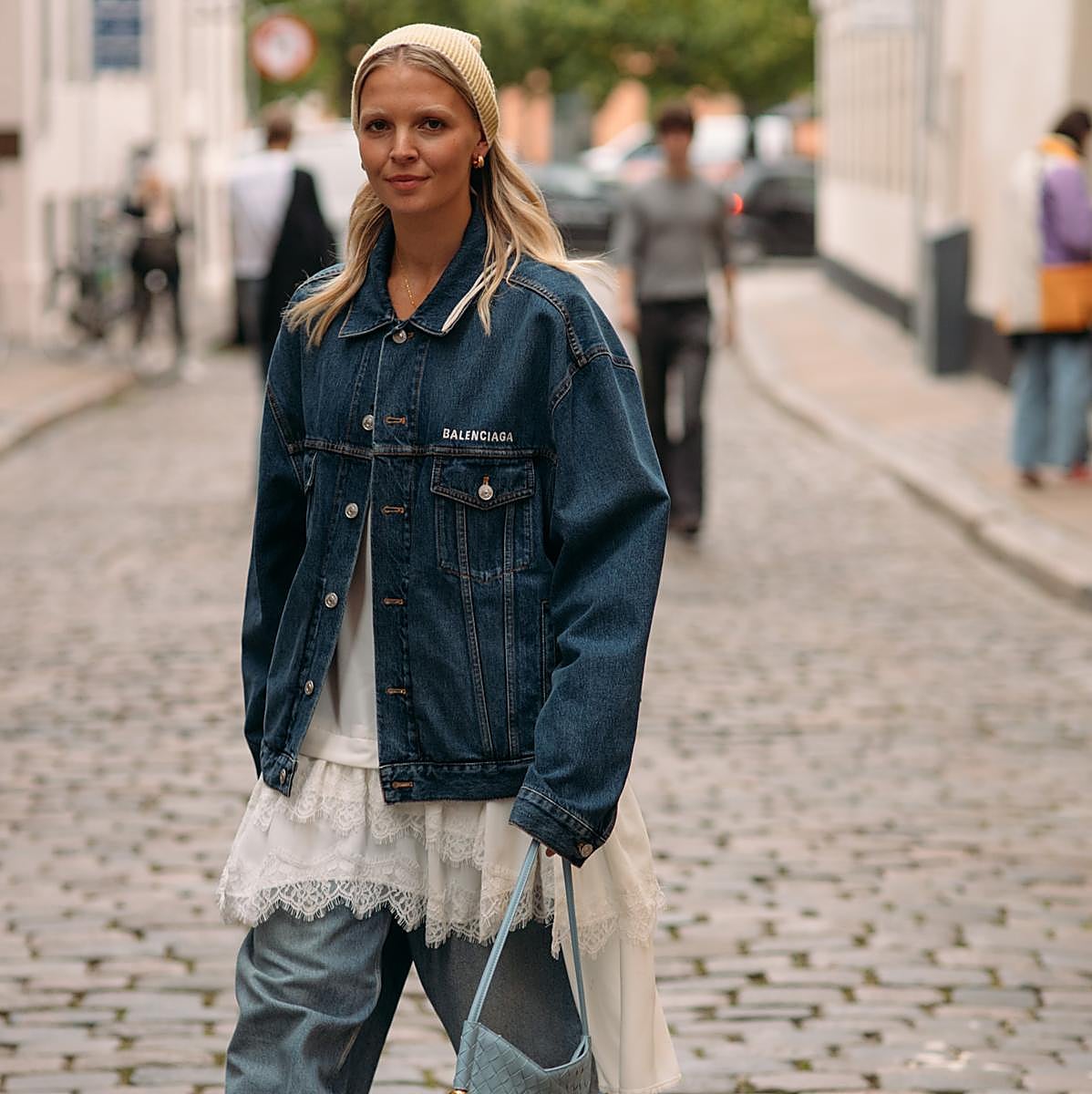 No guardes los vestidos de verano: el layering es el truco tendencia para usarlos en otoño