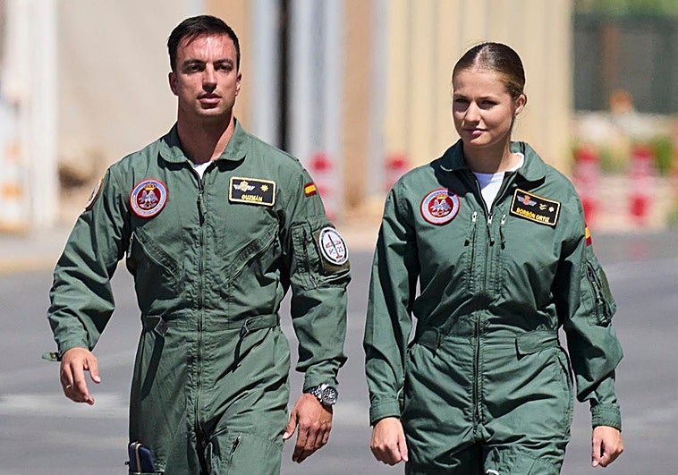 La princesa Leonor, en la base de San Javier, con Alberto Guzmán jefe de instructores del ala 792.