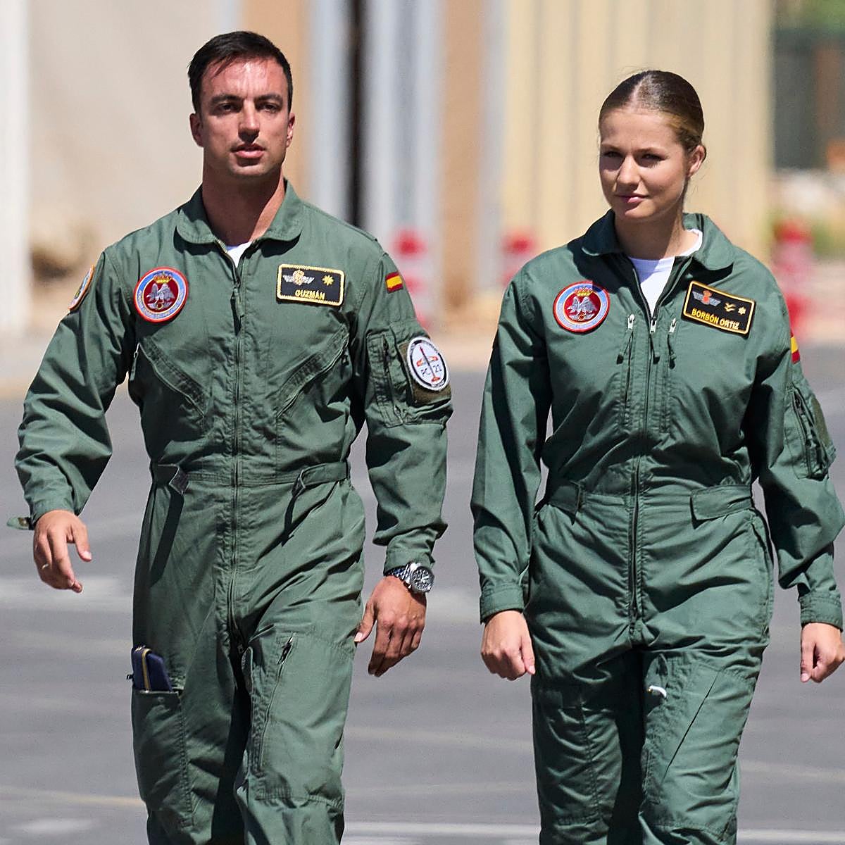 La princesa Leonor, en la base de San Javier, con Alberto Guzmán jefe de instructores del ala 792.
