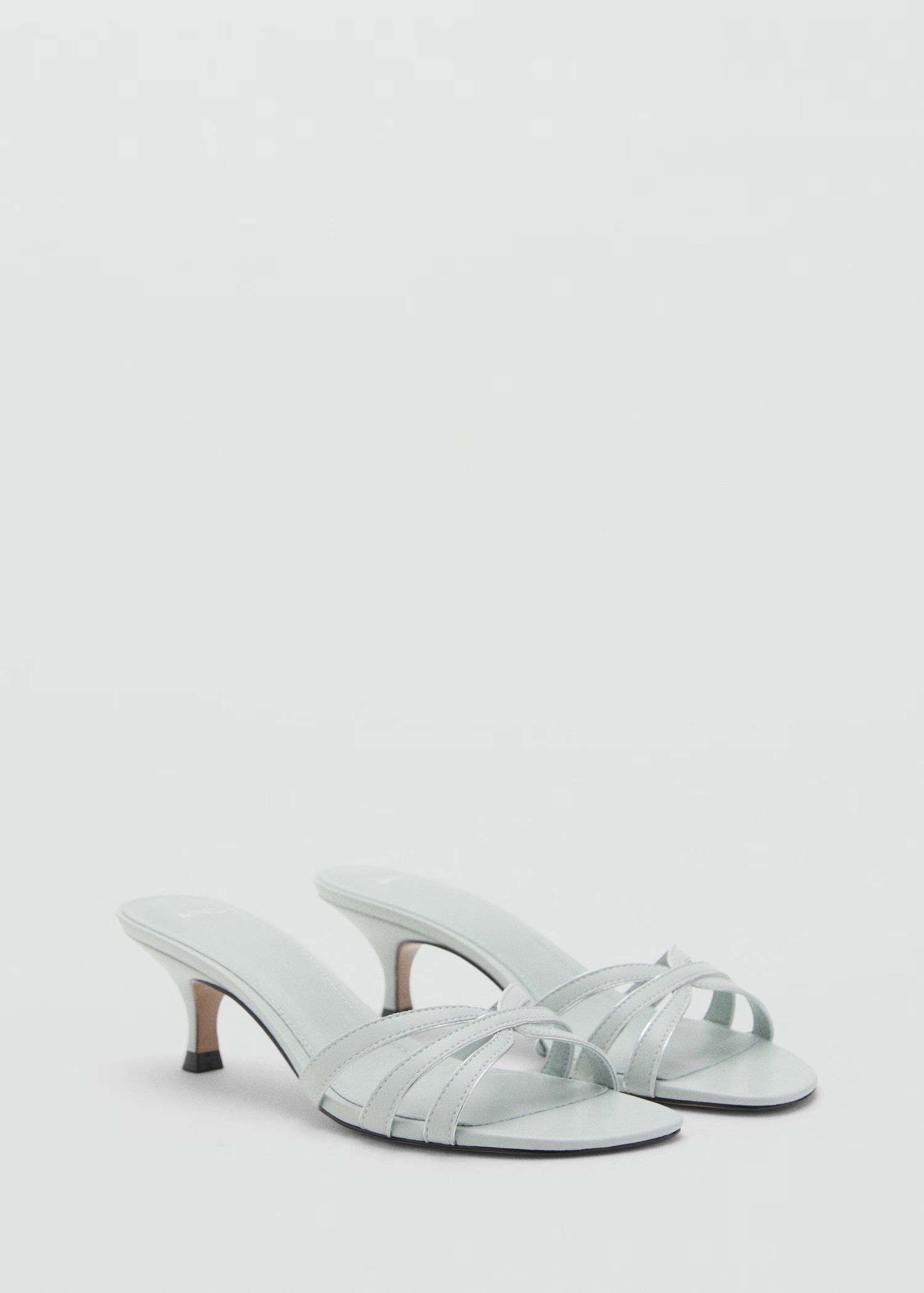 Sandalias azules de Mango.