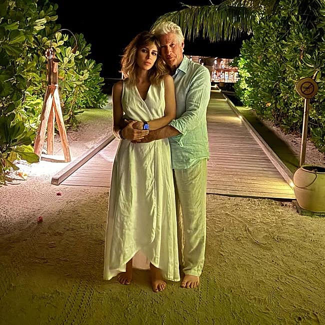 Alejandra y Richard Gere, en el jardín de su casa.