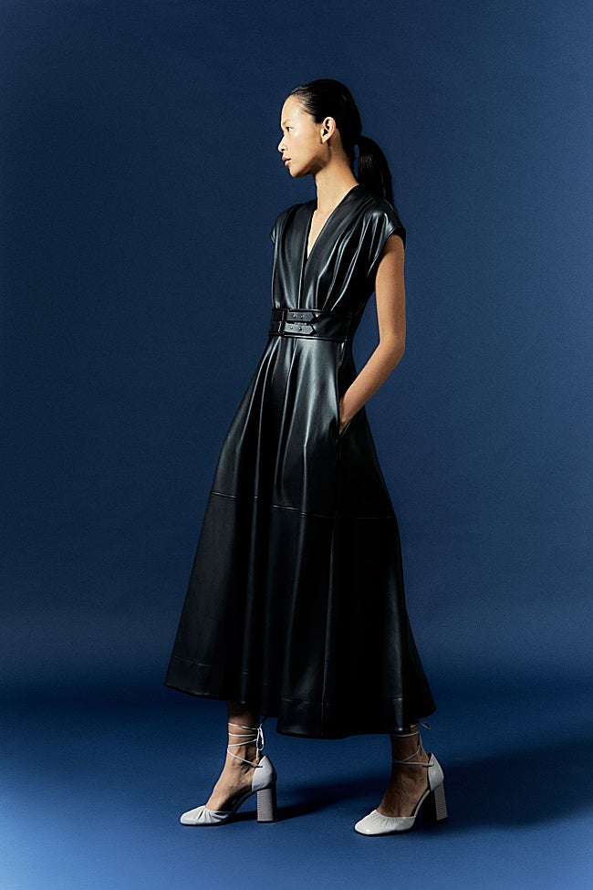 Vestido negro de Sfera (59,99 euros)