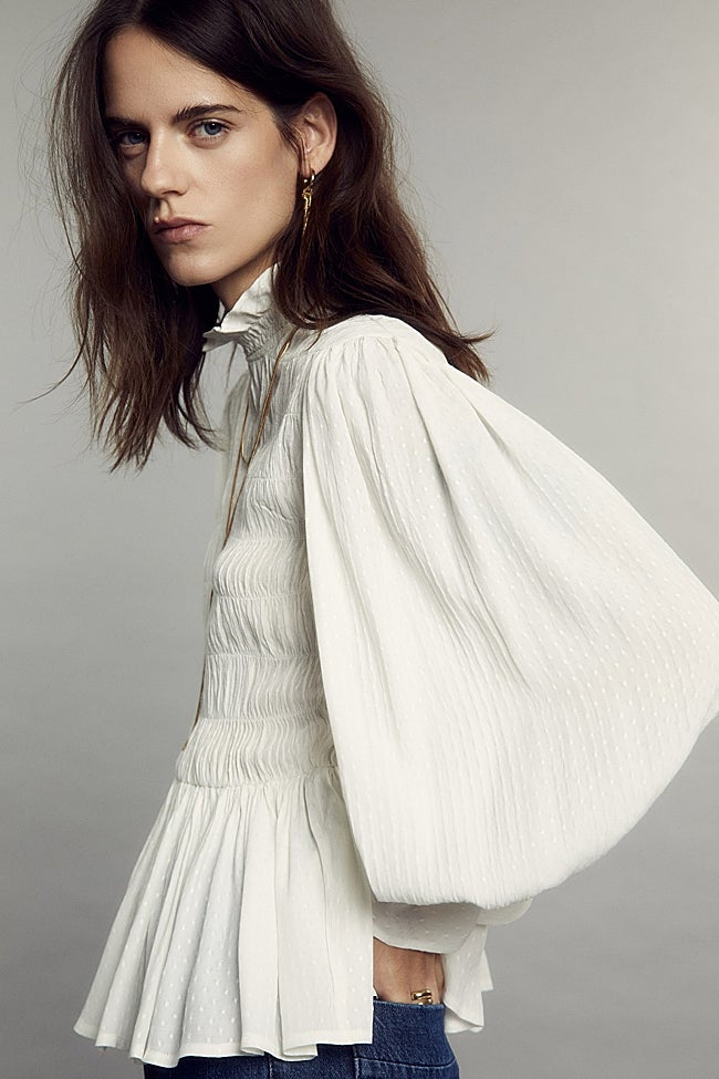 Camisa blanca de Sfera (35,99 euros)