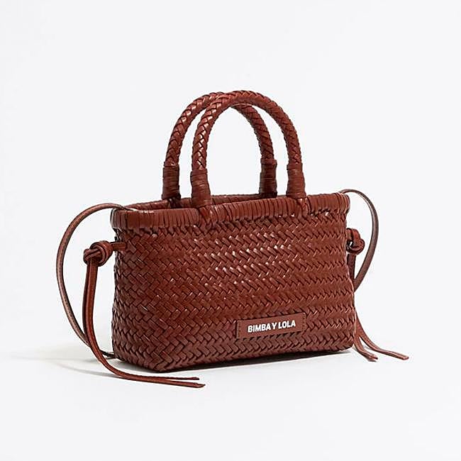 Bolso trenzado mini en marrón de Bimba y Lola.