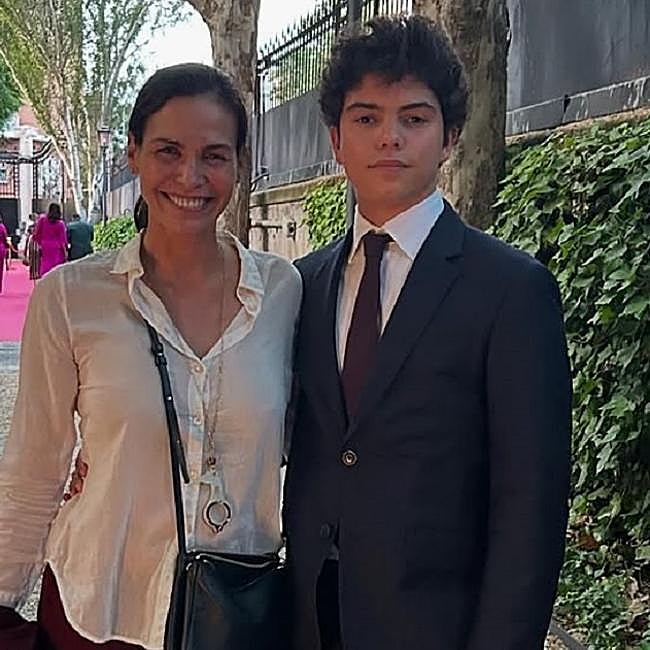 Inés Sastre, con su hijo Diego Corrías, el pasado mes de junio.