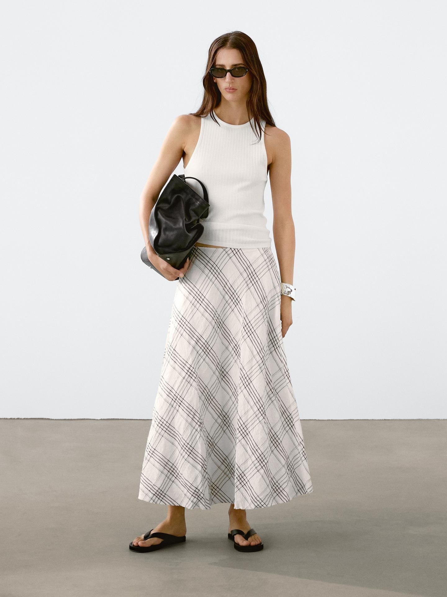 Falda blanca de cuadros de Massimo Dutti, 59,95 euros.