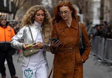 Modelos en el Street Style, una de ellas con gabardina de ante