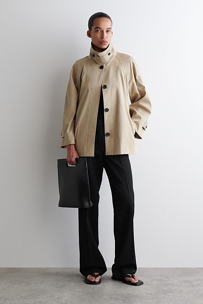 Gabardina de cuello alto de COS.