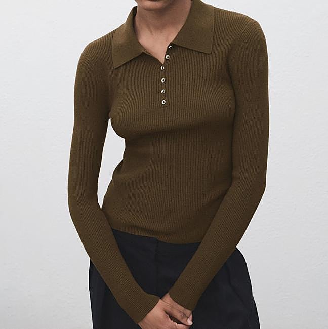 Polo de manga larga verde oliva de Mango, 39,99 euros.