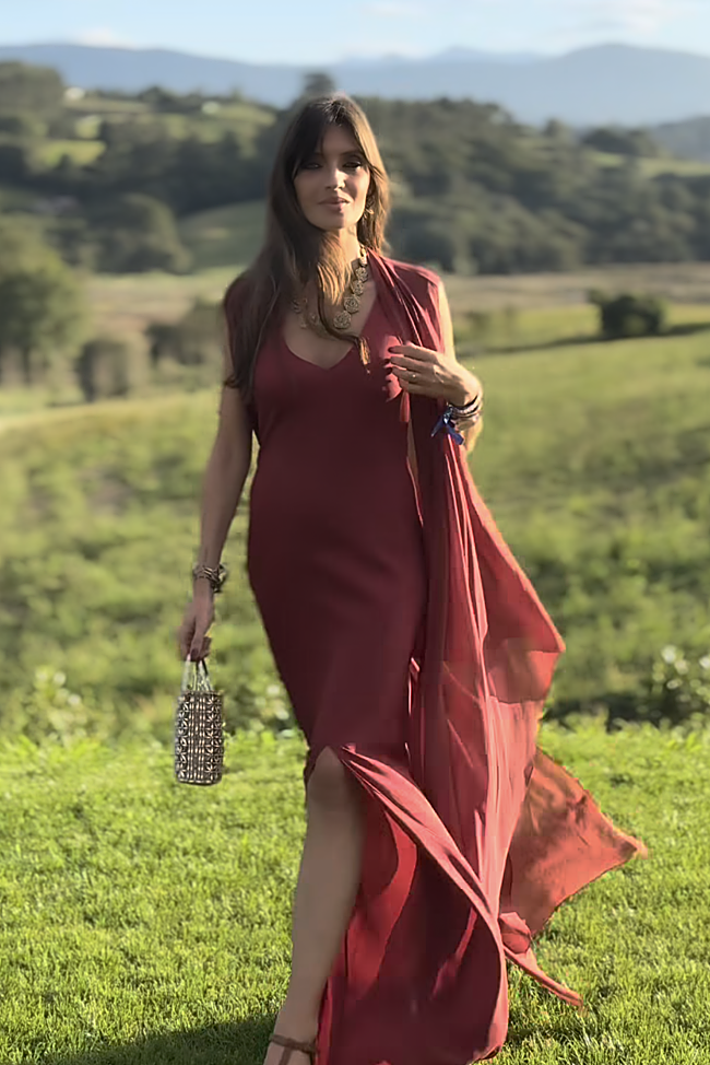 Sara Carbonero con un look de boda firmado por Cortana.