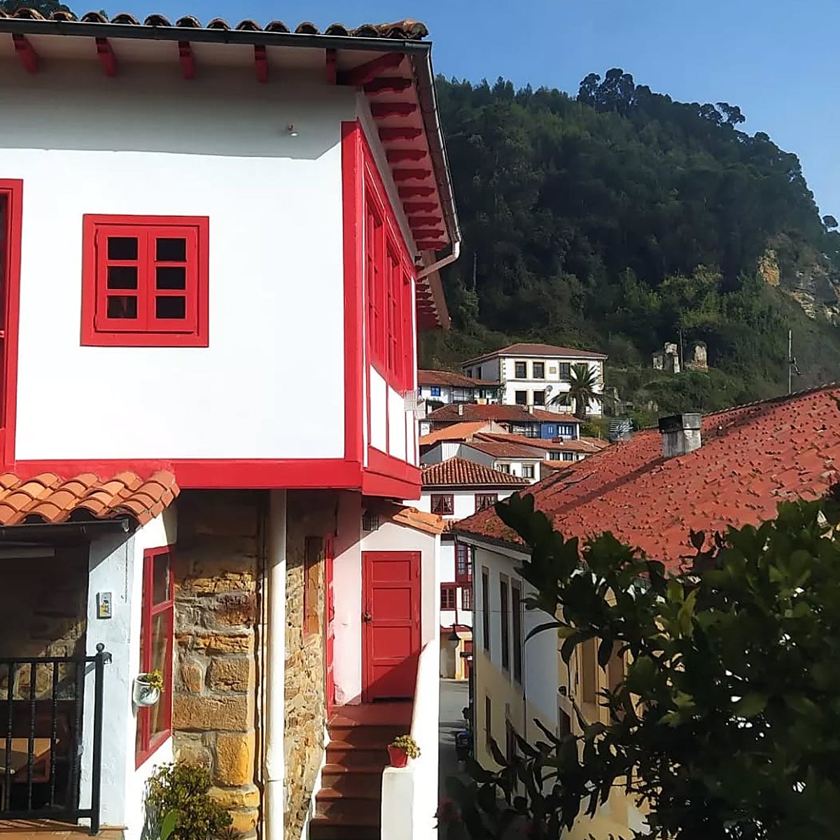 Tazones está lleno de casas de colores dispuestas de forma escalonada frente al mar.