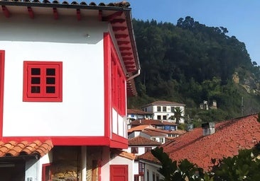 Este es el secreto mejor guardado de Asturias para después del verano: casas de colores, dinosaurios y el desembarco de Carlos V