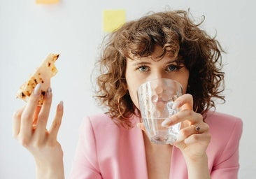 Es importante beber agua a lo largo del día.