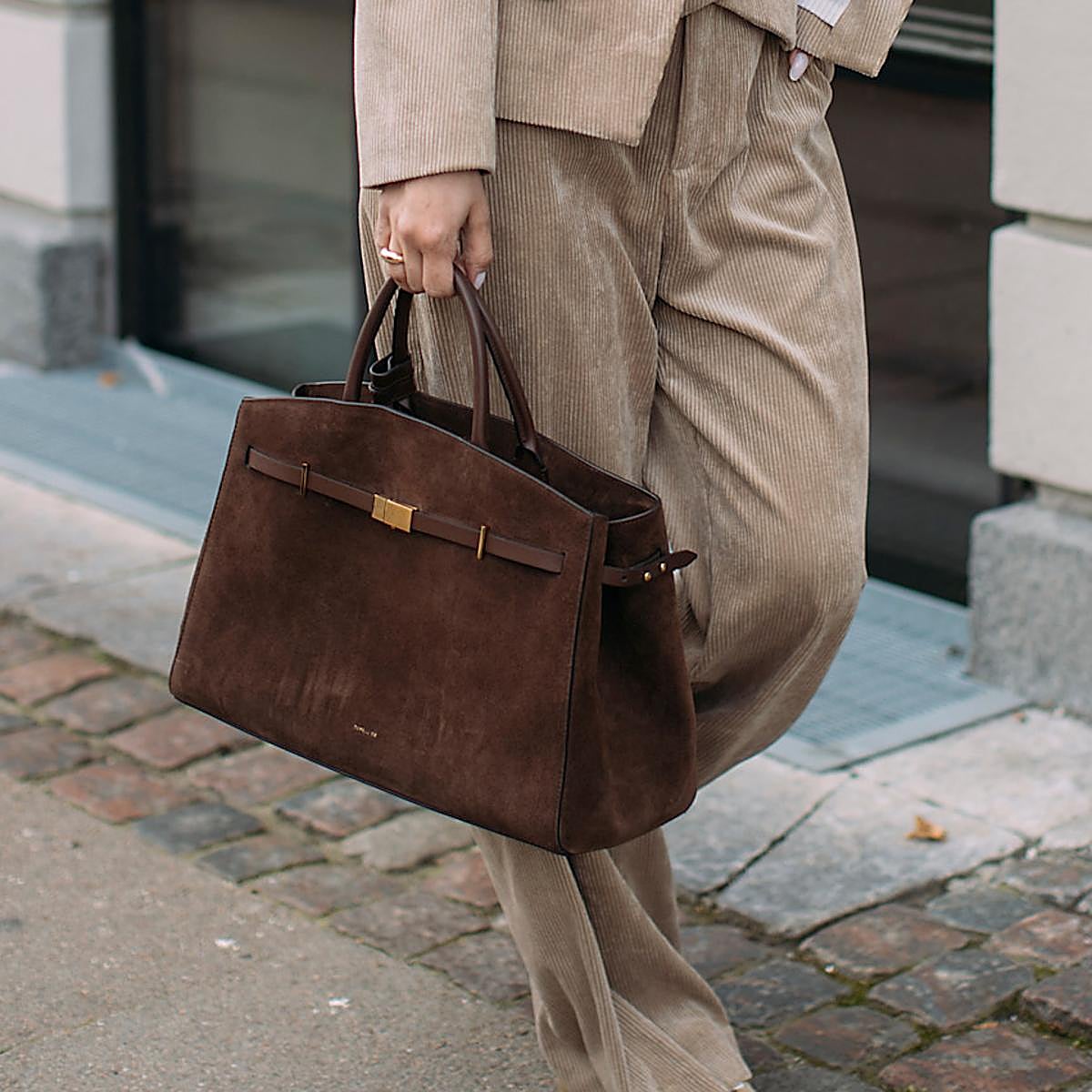 Mujer con bolso de ante