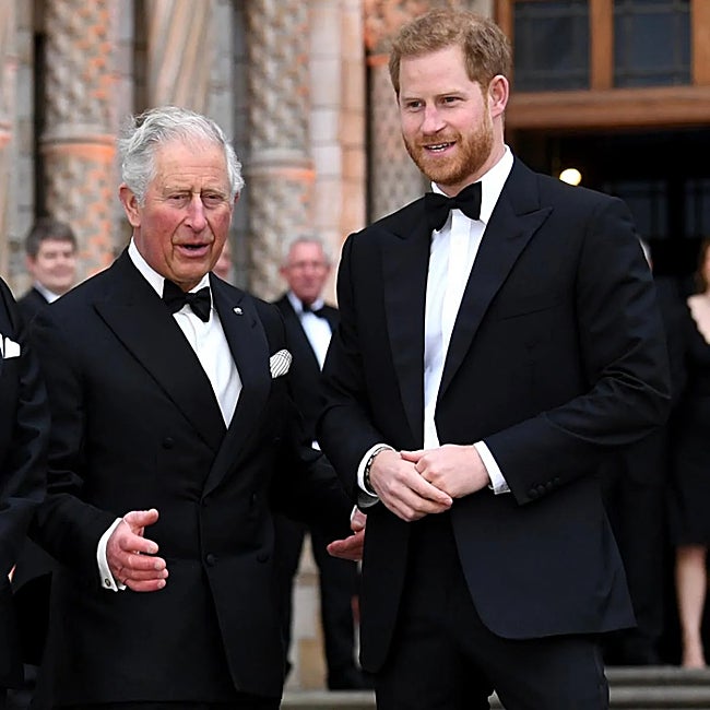 El rey Carlos junto a su hijo Harry durante un evento en Londres.