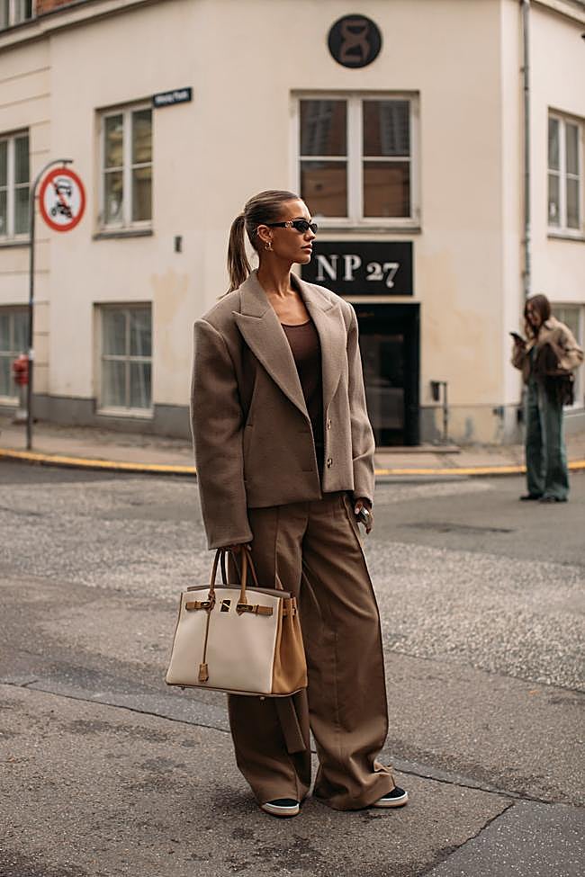 Un look con chaqueta con maxi hombreras.