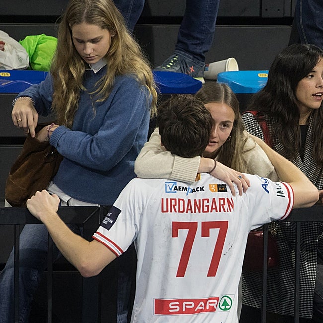 Irene Urdangarin y Johanna Zott animan a Pablo Urdangarin durante un partido de balonmano.