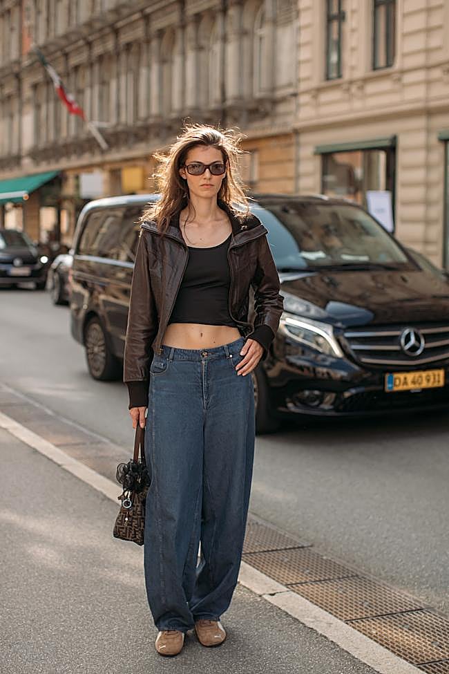 Un look con vaqueros de tiro bajo.