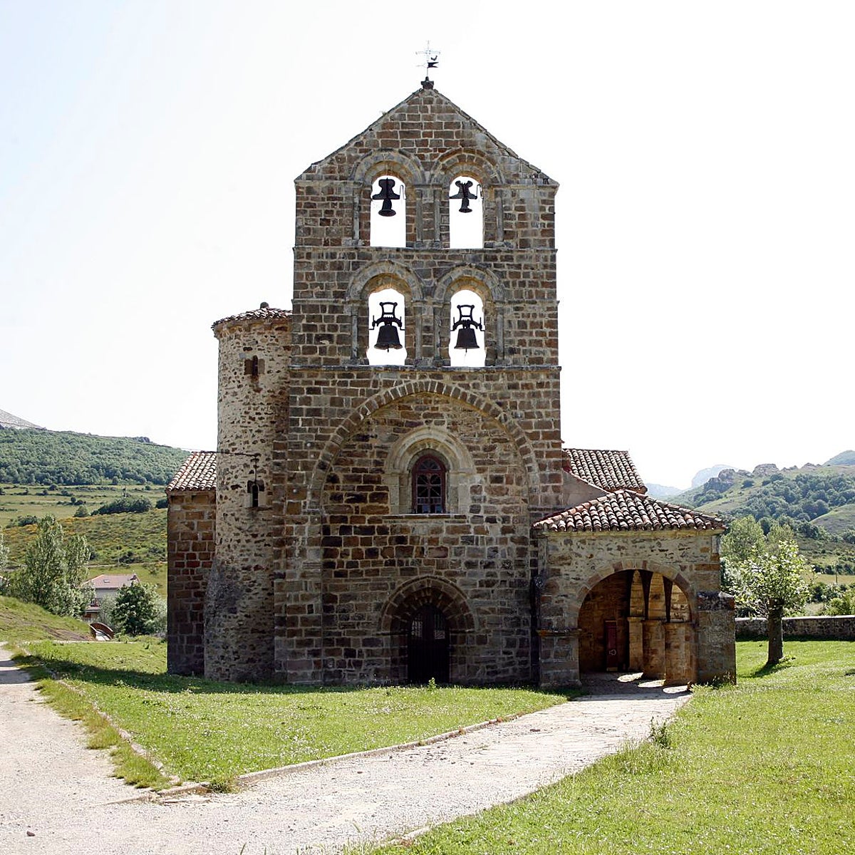 La iglesia de San Salvador de Cantamuda es la joya de la montaña palentina.