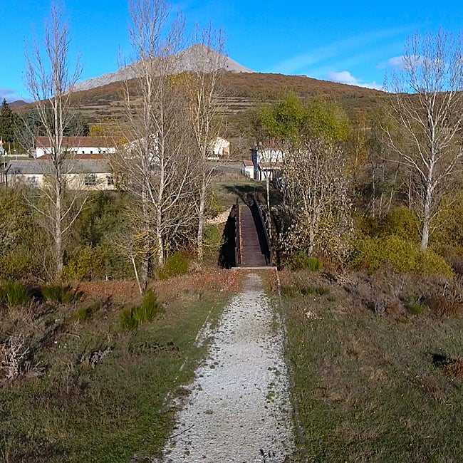 Aquí está el puente medieval que cruza el Pisuerga a su paso por San Salvador de Cantamuda.