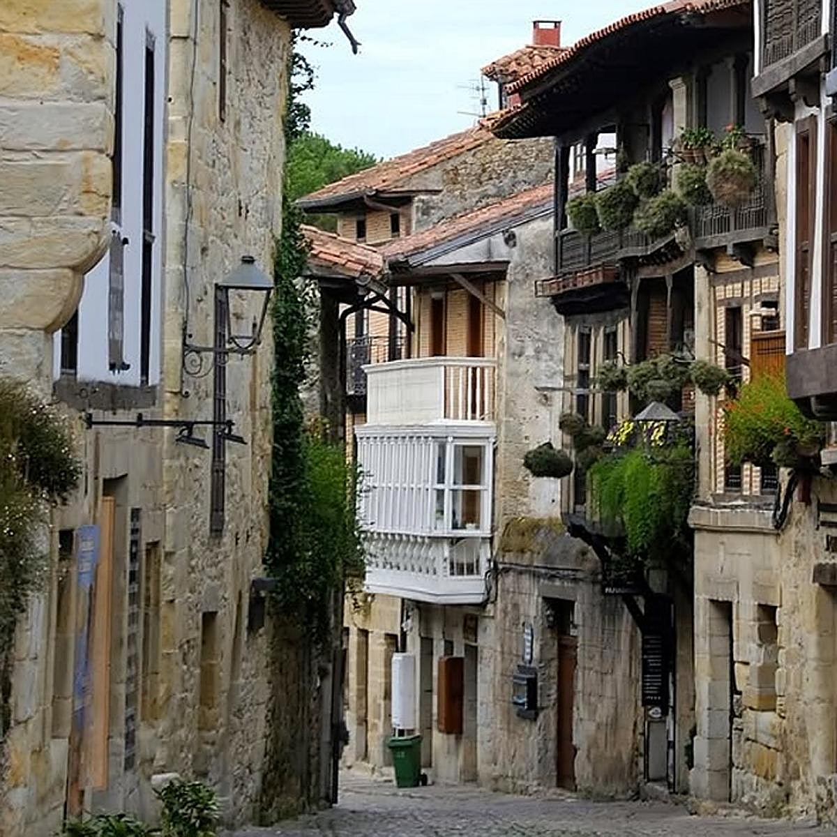 Una de las calles empedradas de Santillana del Mar con sus preciosas casas.