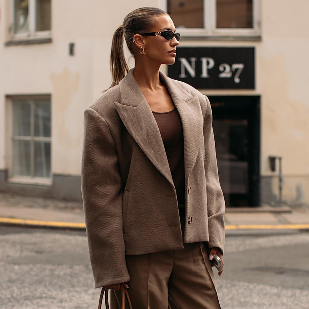 Mujer con look de otoño en tonos neutros