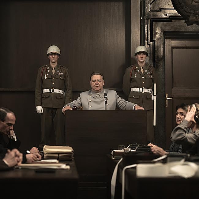 En el centro, Russell Crowe como el líder nazi Hermann Göring en una imagen de la película Núremberg.