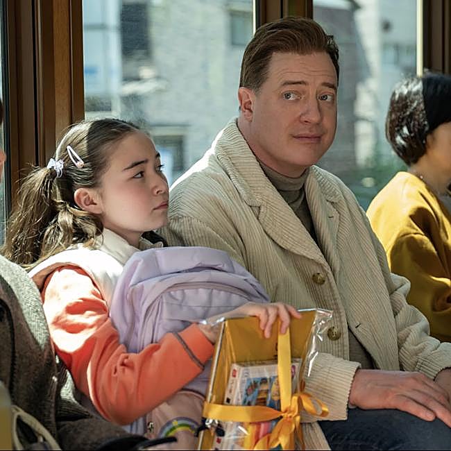 A la derecha, Brendan Fraser en una imagen del film japonés Rental Family.