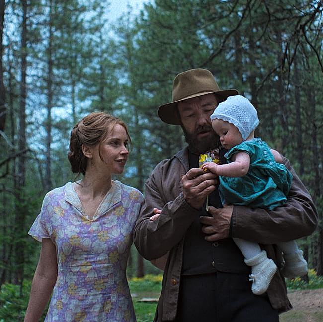 Felicity Jones y Joel Edgerton como Gladys y Robert Grainier en una imagen de Sueños de trenes.
