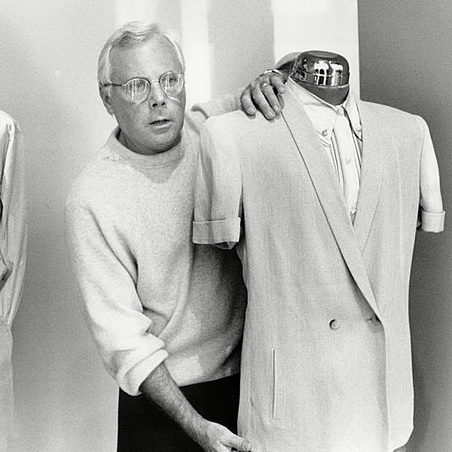 Giorgino Armani en su taller.