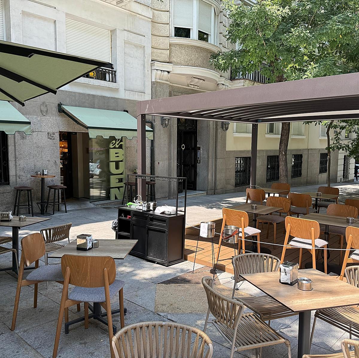 La terraza de El Buen, uno de los restaurantes del barrio de Salamanca que tienes que probar antes de que llegue el otoño.