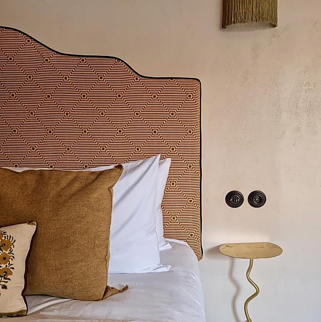 Detalle de una de las habitaciones del Nomad Hotel & Spa de Altea, en Alicante, perfecto para disfrutar d euna escapada otoñal con temperaturas mediterráneas,