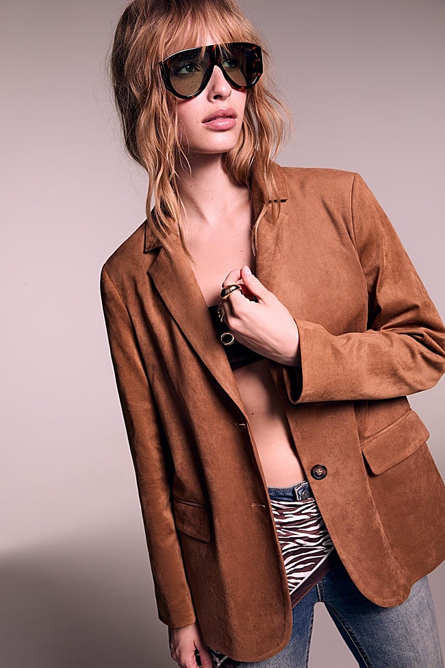 Chaqueta efecto ante de Stradivarius (39,99 euros)