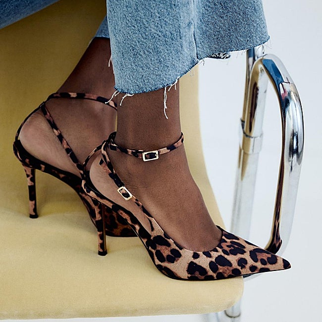 Zapatos con estampado de leopardo de Zara (29,99 euros)