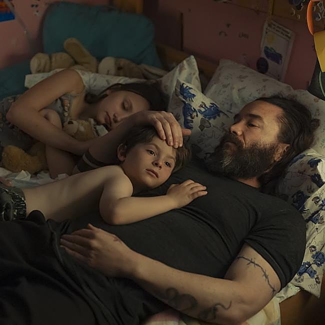 Tom Pelphrey como Robbie Prendergrast en una imagen de Task, el nuevo thriller policial del creador de Mare of Easttown.