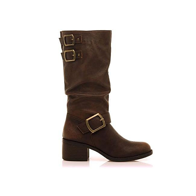 Bota con hebillas marrón de Mustang, 65,95 euros.