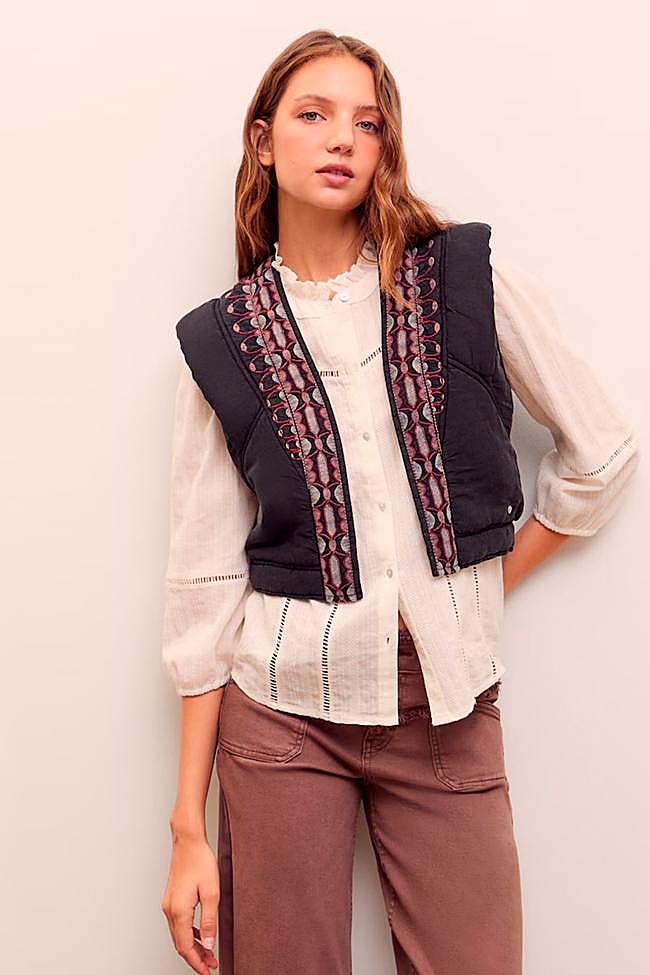 Chaleco boho con bordados de Green Coast.