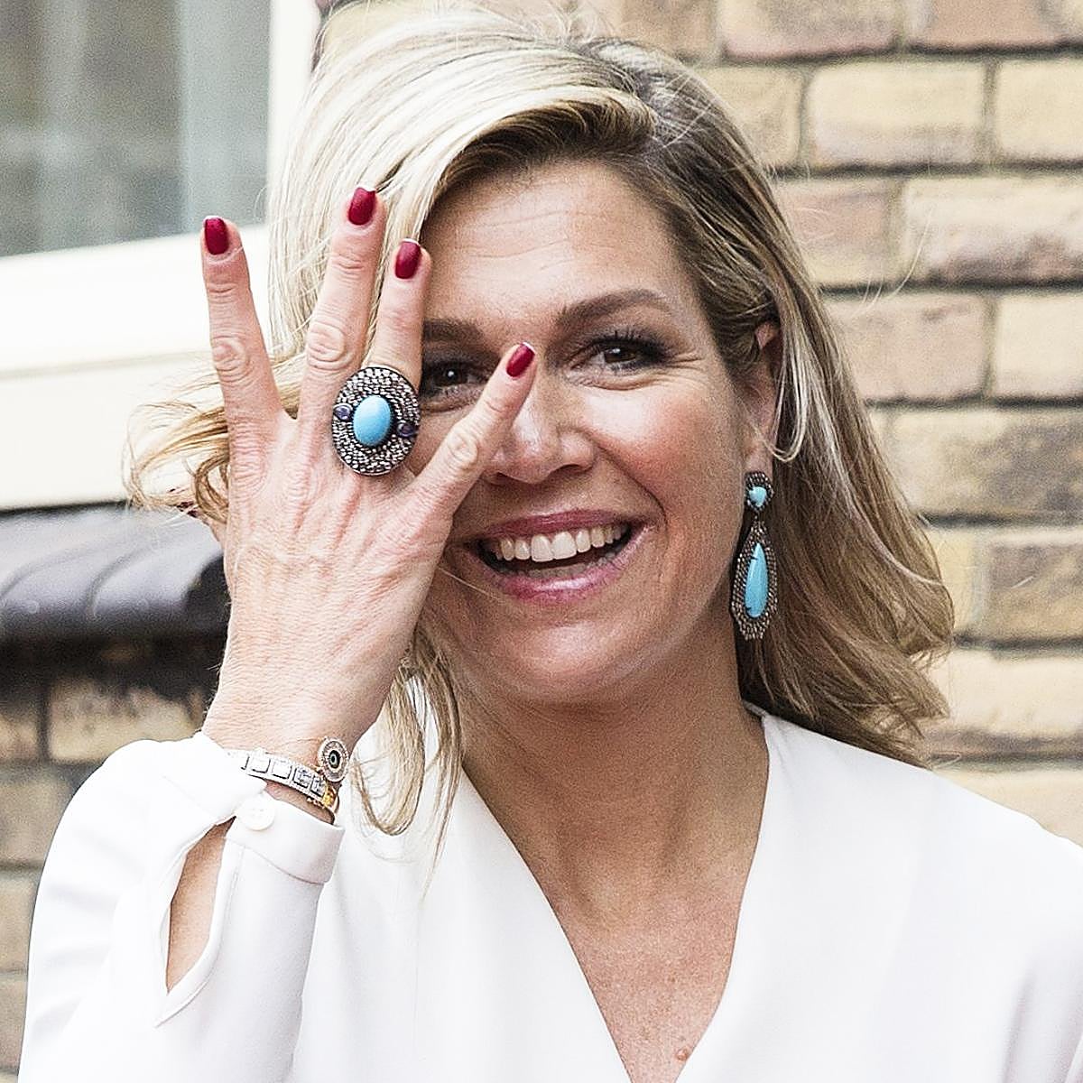 Máxima de Holanda con una manicura granate.