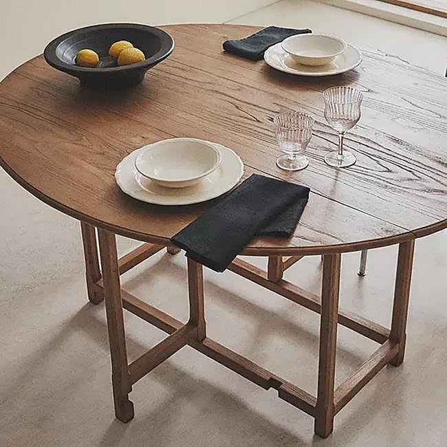 La mesa plegable de Zara Home está hecha en madera de olmo y rebajada a 500 euros.