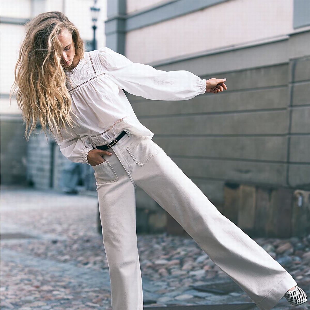 Faldas bohemias, camisas de rayas para los looks de oficina y muchas otras novedades de entretiempo que tienes que incluir en tu lista de deseos.