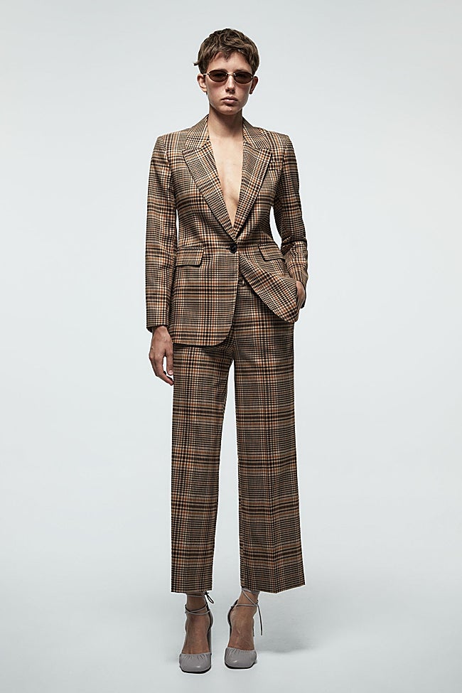 Pantalones con estampado de cuadros de Sfera (29,99 euros)